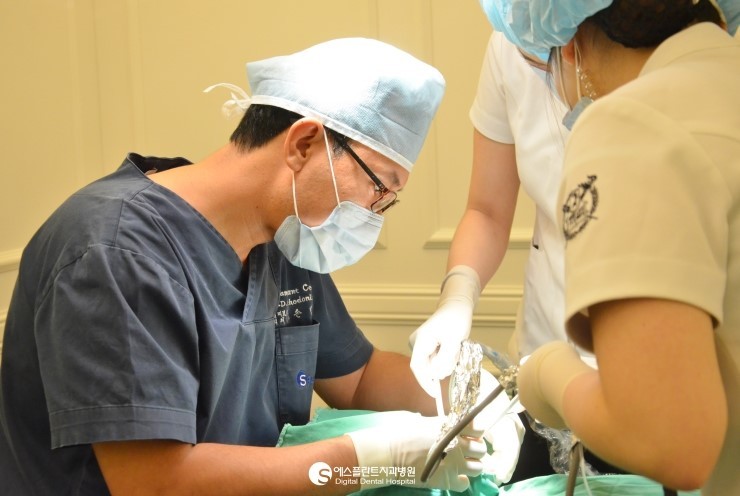 [뼈이식임플란트] 앞니 임플란트, 뼈이식 앞니 임플란트 전후 CASE 관련 이미지 1