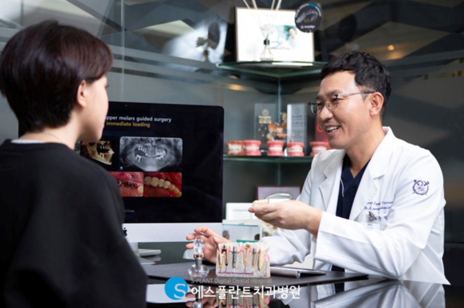 에스플란트치과병원의 고난이도 상악동 거상술을 동반한 임플란트 식립 후 10년 경과 케이스 관련 이미지 4