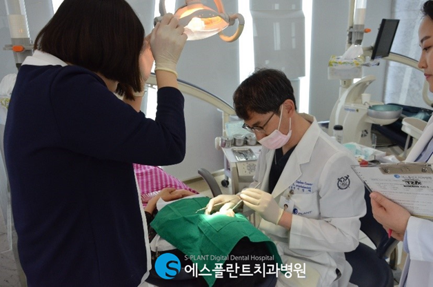 치아가 상실된 자리에 브릿지? 임플란트? 관련 이미지 2