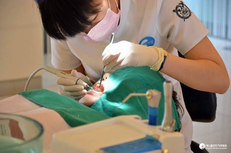 [스케일링 효과] 에스플란트치과병원에서 주기적인 스케일링 치료로 건 강한 치아를 만드세요! 관련 이미지 1