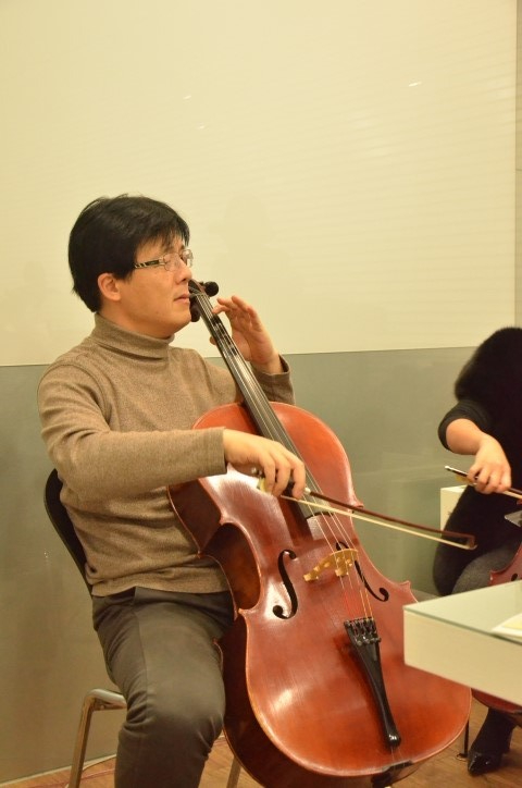 에스플란트치과병원 노현기 원장님이 캐롤 연주 관련 이미지 1