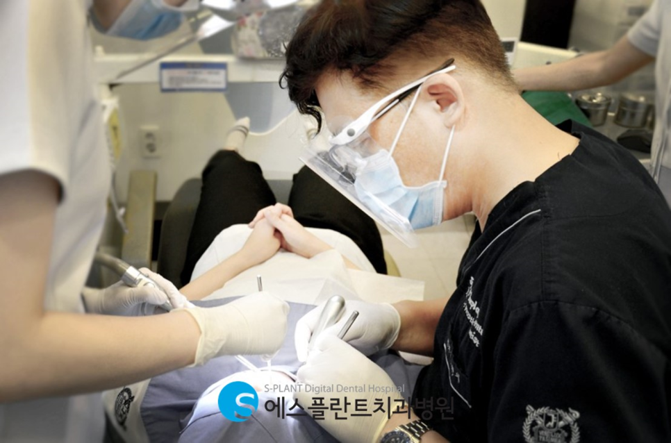 전치부 치근외흡수로 인한 임플란트 시술이 가능한 치과, 강남 에스플란트치과병원 관련 이미지 1