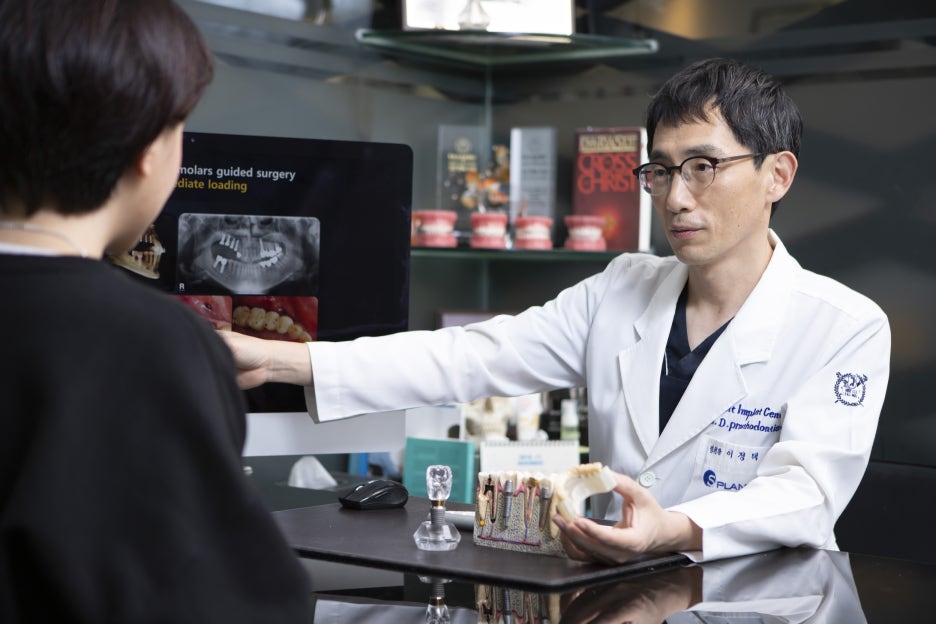 강남 전문가 치아미백, 에스플란트 치과병원에서 변색된 치아를 하얗게 관련 이미지 1