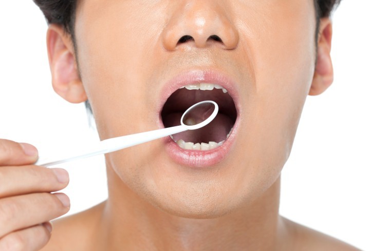 성인인데 영구치가 나지 않아요. 유치를 평생 써도 될까요? 관련 이미지 2