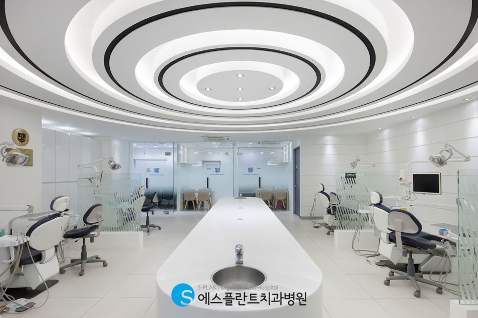 강남 압구정로데오 임플란트 잘하는 치과 에스플란트치과의 골이식을 동반한 어금니 발치 후 즉시 식립 임플란트 (아스트라 임플란트) 관련 이미지 1