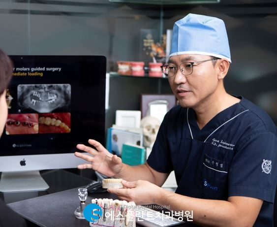 부러지고, 깨진 앞니!  앞니임플란트로 원래의 모습을 되찾을 수 있습니다. 관련 이미지 1