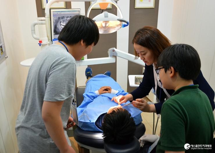 [청소년직업체험교실]에스플란트치과병원손병섭원장님께서학생들 의일일멘토가되어주셨습니다. 관련 이미지 6