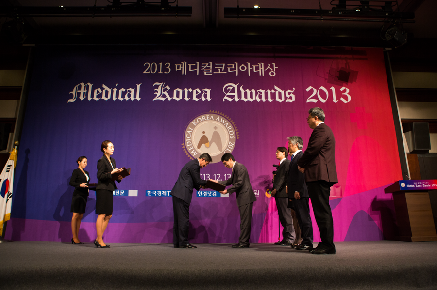 2013 메디컬코리아대상 임플란트 부문 2년연속 대상수상:에스플란트치과병원 관련 이미지 2