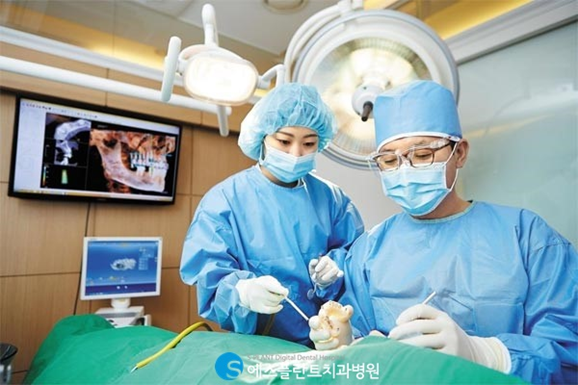 하악 전치부 치아손상, 임플란트로 심미성을 회복하세요! 관련 이미지 2