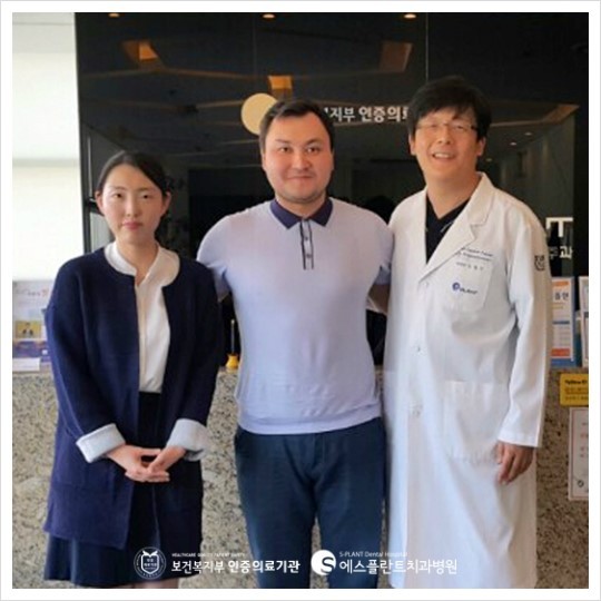 [외국인 치과진료] 에스플란트치과병원 노현기 원장님께 치아 검진을 받고 계신 러시아 환자분♡ 관련 이미지 1