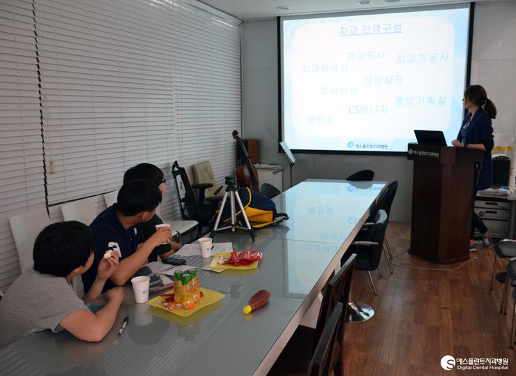 [청소년직업체험교실]에스플란트치과병원손병섭원장님께서학생들 의일일멘토가되어주셨습니다. 관련 이미지 2