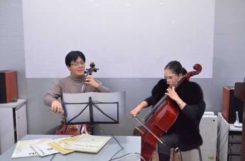 에스플란트치과병원 노현기 원장님이 캐롤 연주 관련 이미지 3