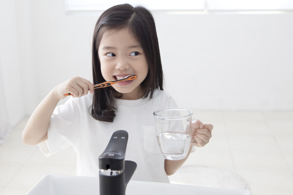 삶의 필수품, 칫솔의 역사와 전동칫솔 [에스플란트 치과병원] 관련 이미지 5