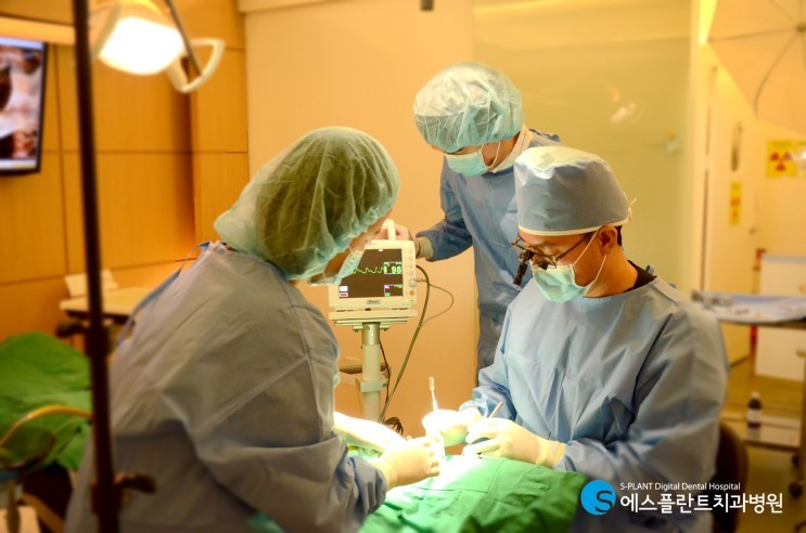 가이드를 이용하여 하루 만에 임플란트 수술 완료? 통증 없는 수면마취 로 임플란트 수술 끝! 관련 이미지 1