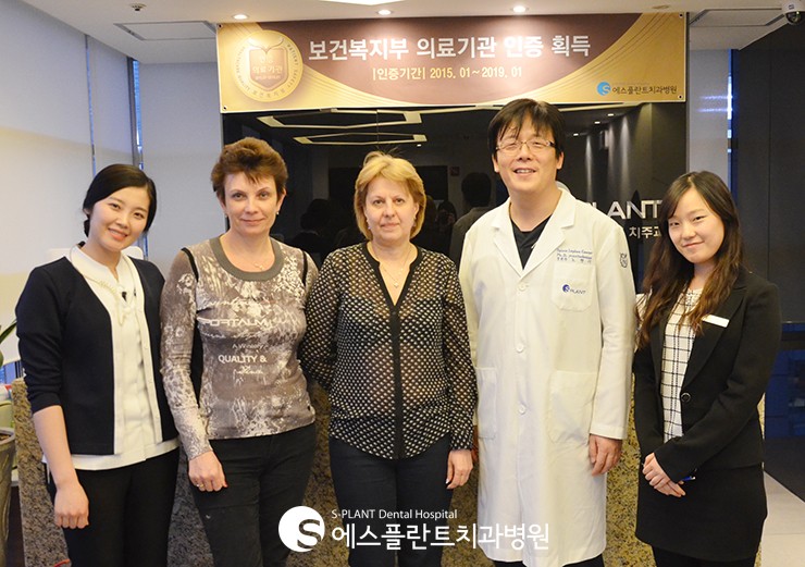 [외국인 치과병원] 에스플란트치과병원 노현기 원장님께 치아검진을 받 고 계신 Likhacheva Yelena님 관련 이미지 1