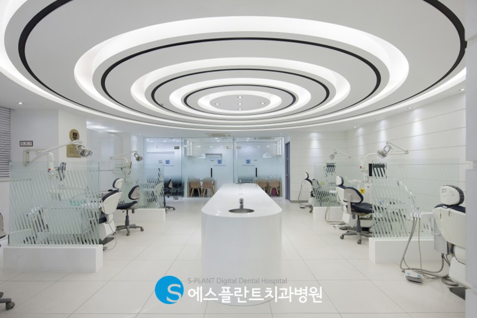청담 에스플란트치과병원의 전치부 앞니 지르코니아 크라운 심미보철로 치아를 예쁘고 가지런하게 관련 이미지 1