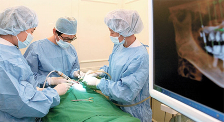 임플란트, 3D CT 가상수술 후 잇몸 최소 절개로 합병증 줄여 관련 이미지 1