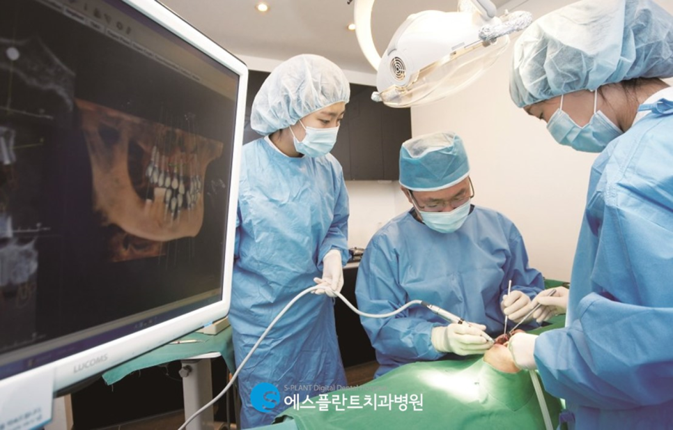 에스플란트치과병원의 고난이도 상악동 거상술을 동반한 임플란트 식립 후 10년 경과 케이스 관련 이미지 6