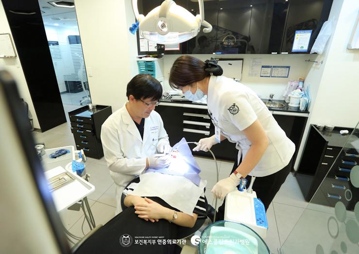 [임플란트잘하는치과]에스플란트치과병원의임플란트시술과관리로 치아건강을지켜보세요! 관련 이미지 2