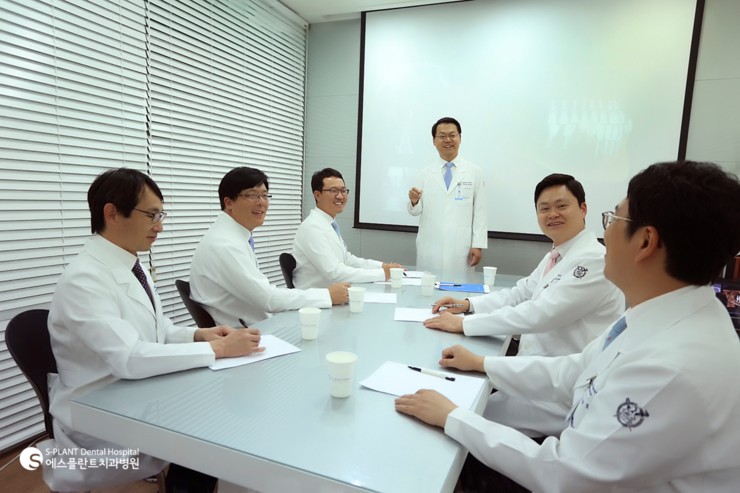 모의수술과 가이드를 통한 임플란트 치료 관련 이미지 12