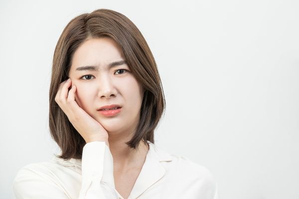 턱관절에 무리가 가는 습관은 개선해야 합니다 [에스플란트 치과병원] 관련 이미지 1