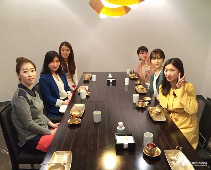 [임플란트치과병원] 에스플란트치과병원 백상현 원장님께 임플란트시 술을 받으신 박용은님과 함께&hearts; 관련 이미지 2