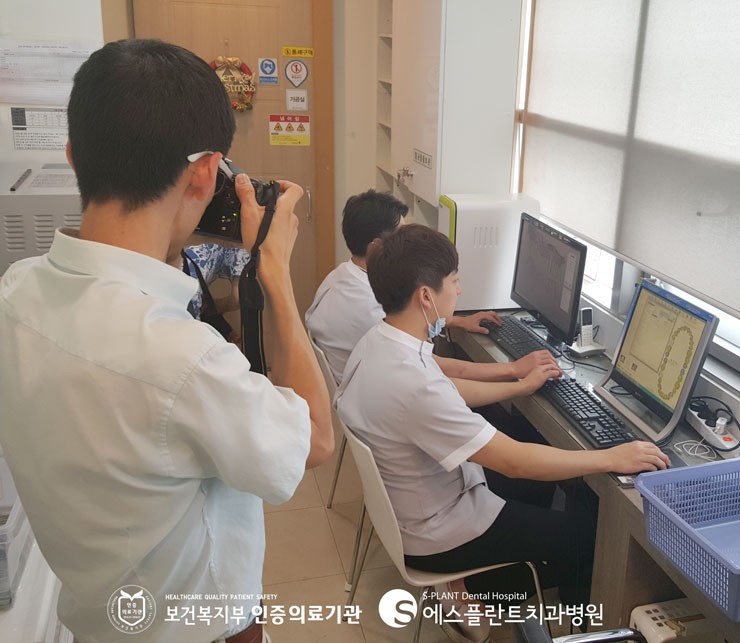 [에스플란트 치과병원] 환자분들의 미소를 조각하는 에스플란트 치과병 원 기공실 - 치과 매거진 인터뷰 관련 이미지 4