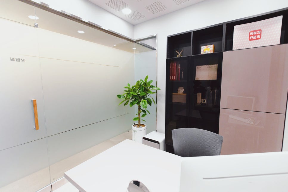 서초역 피부과 눈가 잔주름 신경쓰인다면 도움되는 레이저시술 3가지 관련 이미지 5