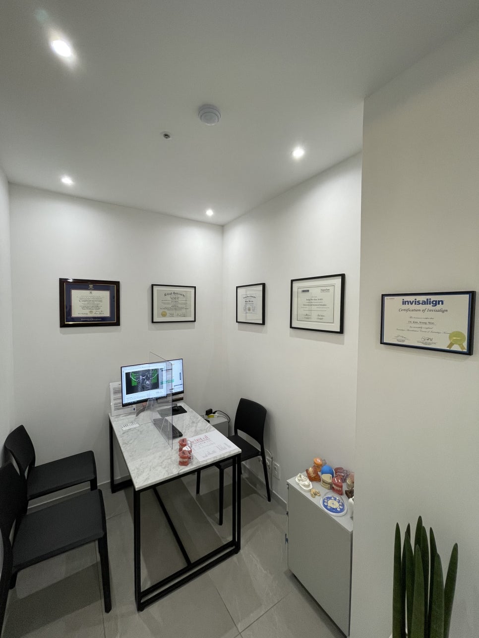 예전에 교정했는데 앞니가 뻐드러져서 컴플렉스에요! ( 비발치교정 인비절라인으로 재교정 해볼까요?) 관련 이미지 1