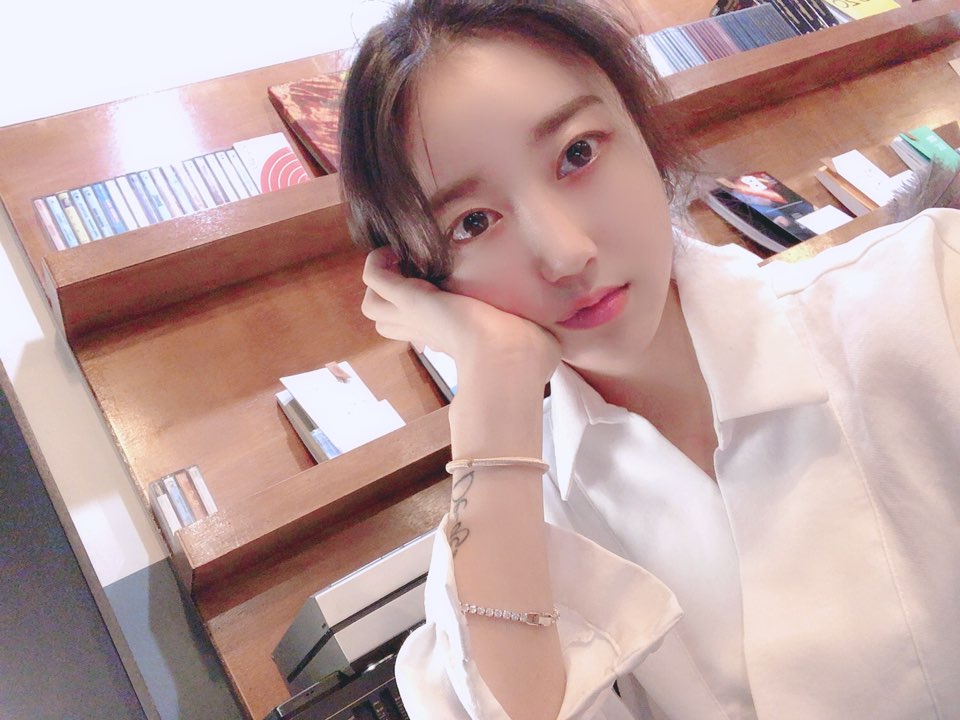 Natural-looking Double Eyelid Surgery at Apgujeong Seoul Plastic Surgery image 3