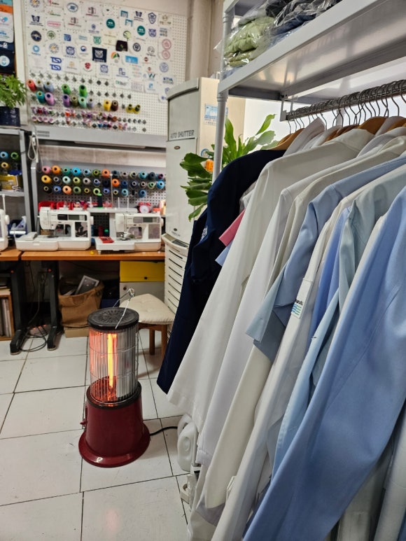 50년 전통의 연희사에서 서울재생치과 닥터 가운과 스크럽을 주문했습니다. (의사 가운 맞춤 제작, 신촌의 백년가게, 치과 가운, 치과 유니폼) 관련 이미지 10