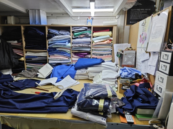 50년 전통의 연희사에서 서울재생치과 닥터 가운과 스크럽을 주문했습니다. (의사 가운 맞춤 제작, 신촌의 백년가게, 치과 가운, 치과 유니폼) 관련 이미지 11