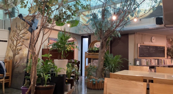 [신촌] 뉴욕비앤씨 - 코로나 2단계 매장이용가능해요 - 아늑한 분위기와 귀여운 강아지가 반겨주는 브런치카페입니다!♡ 관련 이미지 5