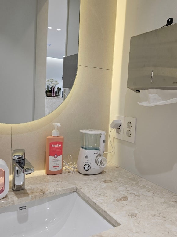 서울재생치과 내부 시설 소개 (파우더룸,턱관절 물리치료실, 자이스 미세현미경) 관련 이미지 3