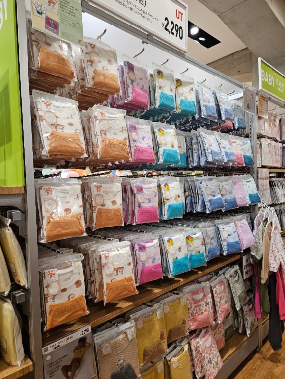 [긴자] 유니클로 도쿄점 (꽃집과 카페가 있는 대형 유니클로 매장, 아동복 사기 좋음) 관련 이미지 5