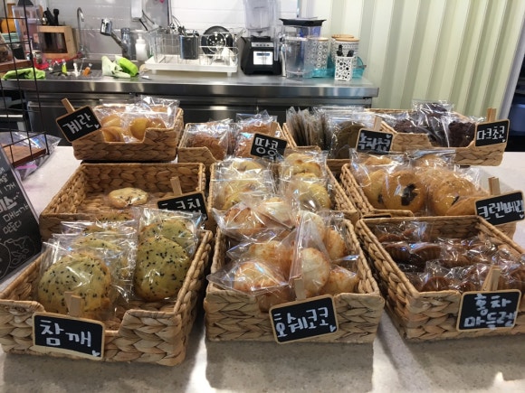 [연희동] Cafe WP - 3시간 무료 주차 & 서비스 쿠키가 맛있는 연희동의 넓은 카페! (노트북,공부하기 좋아요) 관련 이미지 1