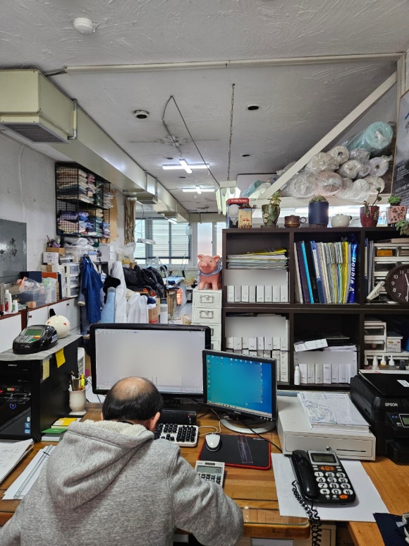 50년 전통의 연희사에서 서울재생치과 닥터 가운과 스크럽을 주문했습니다. (의사 가운 맞춤 제작, 신촌의 백년가게, 치과 가운, 치과 유니폼) 관련 이미지 8