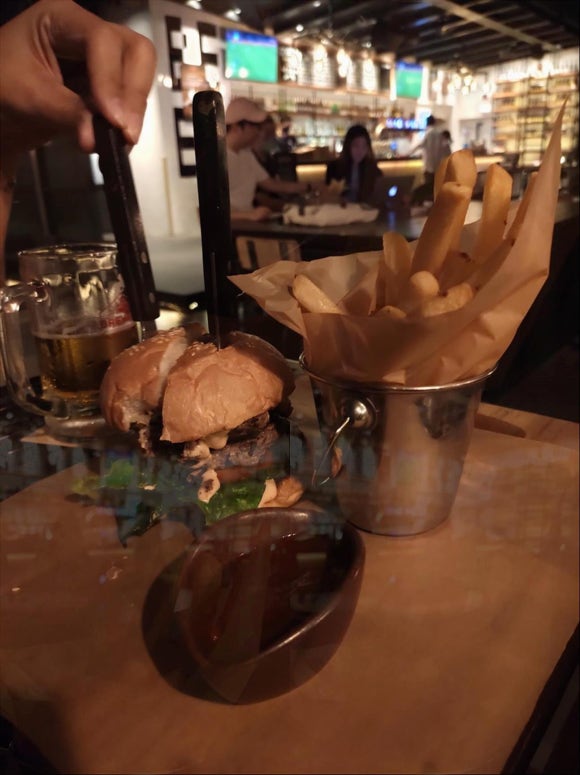 세계 여행자를 위한 스타일리시 팬츠 선택과 패션 팁 관련 이미지 1