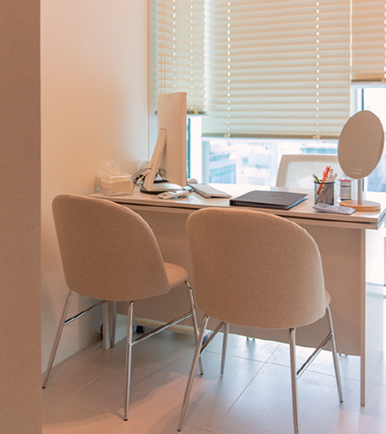 [홍대 피부과 포레나의원] 처음 오시는 분들께 꼭 드리고 싶은 4가지 약속 -염지혜 대표원장 관련 이미지 12