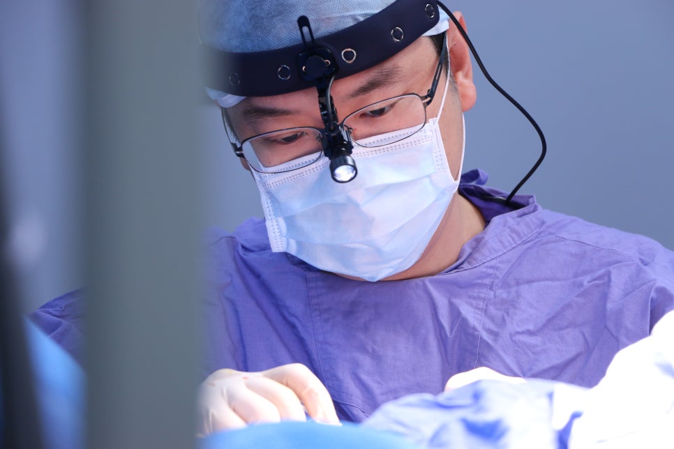 가슴 보형물 제거와 재수술, 신중하게 해야하는 이유 관련 이미지 1