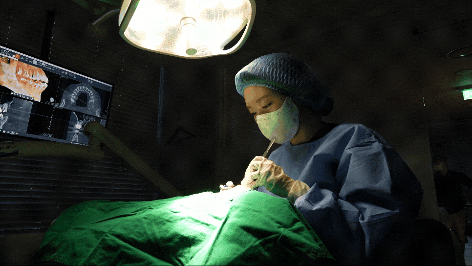 임플란트 vs 자연치아 이 그냥 뽑을까요? 라고 이야기는 환자분들께 관련 이미지 1