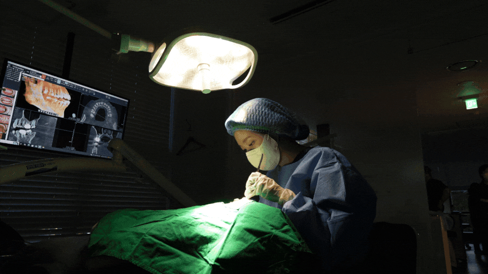 깨지고 벌어진 앞니 사이 레진으로 공간 재분배하였습니다. 관련 이미지 1