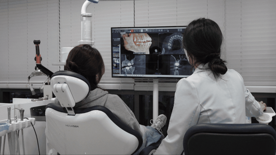 나비 모양 앞니 2가지 방법으로 개선 가능합니다. 관련 이미지 1