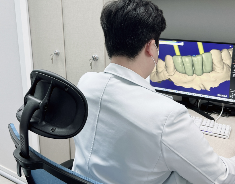 디지털 임플란트 체계적인 수술이 가능한 서울바르디치과입니다. 관련 이미지 1