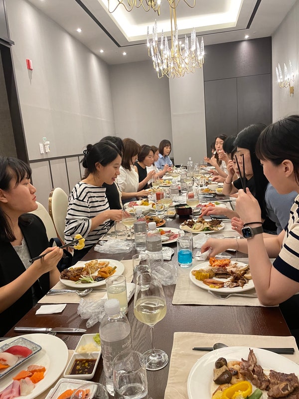 이게얼마만이예요? 더스타치과의원 회식  :리버사이드 호텔 더가든키친: 관련 이미지 1