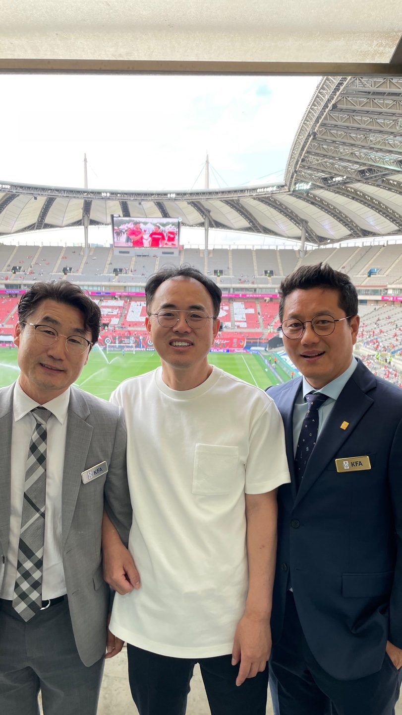 강남더스타치과 하현 대표원장, 월드컵예선경기 VIP석에서 &lsquo;축구팬&rsquo;으로 함께하다 관련 이미지 3