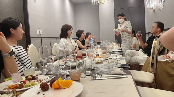 이게얼마만이예요? 더스타치과의원 회식  :리버사이드 호텔 더가든키친: 관련 이미지 4