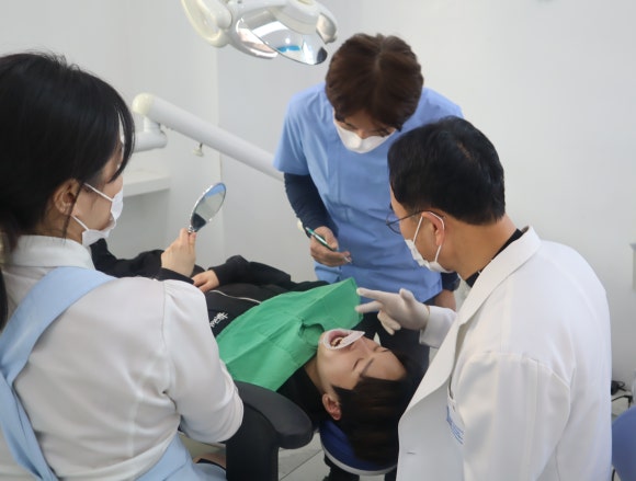 강남신사역 신경치료치과, 통증 줄이고 자연치아 보존하는 치료에 대하여 관련 이미지 1