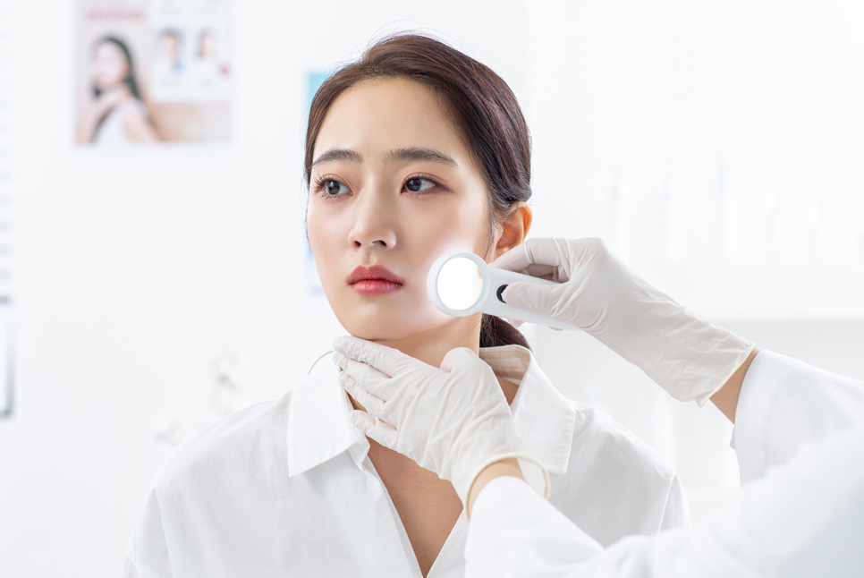 얼굴 손등 거뭇거뭇한 검버섯 부끄러운 분들 계신가요? 관련 이미지 1