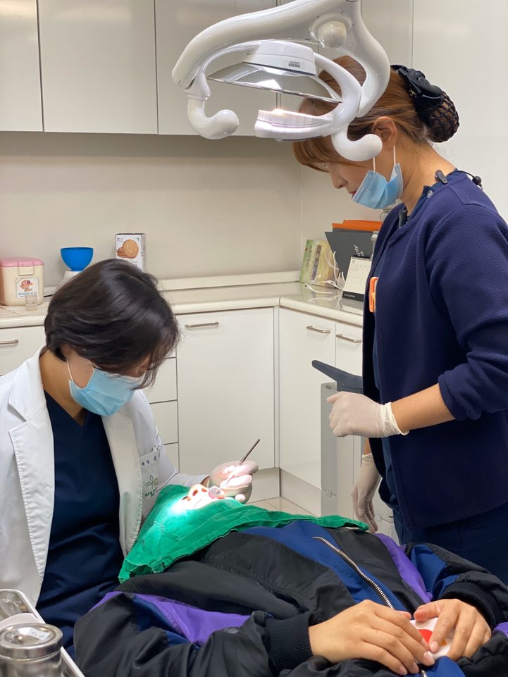 즐겁게 일하는 라임나무치과 식구들의 모습을 공개합니다. 관련 이미지 5